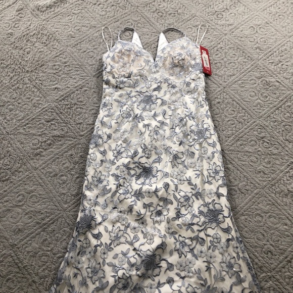 Gorgeous curve hugging falling prom dress - Picture 2 of 3